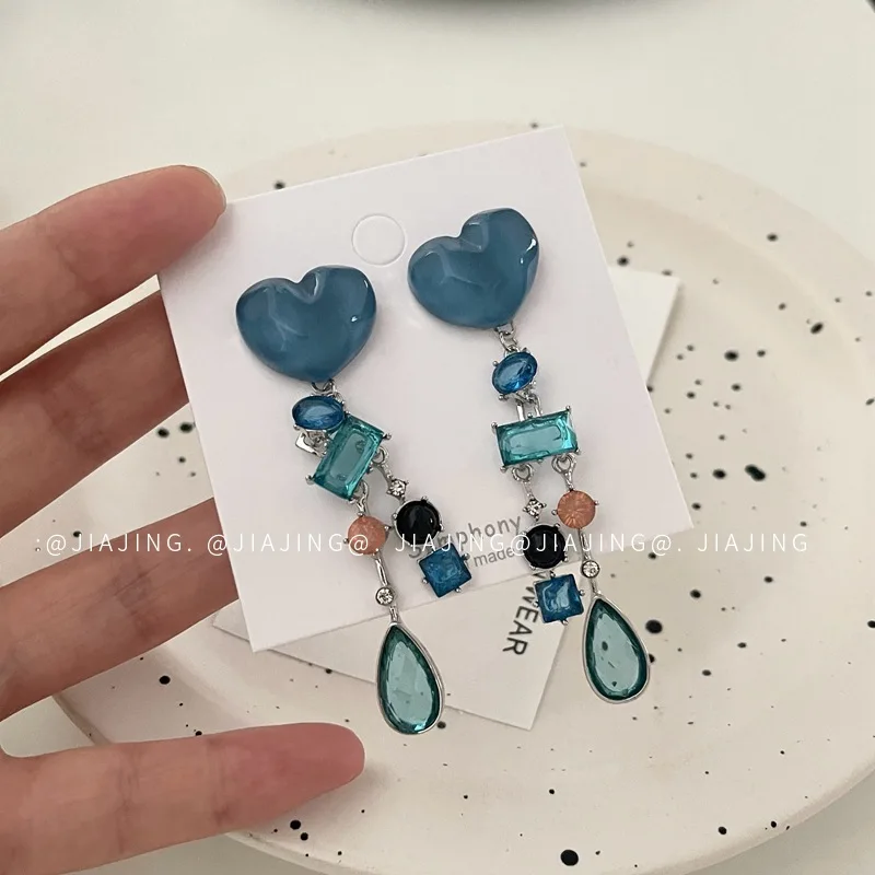 Sweet heart tassel earrings with a high-end feel, niche earring temperament, personality, ins style, female
Sweet heart tassel earrings with a high-end feel, niche earring temperament, personality, ins style, female