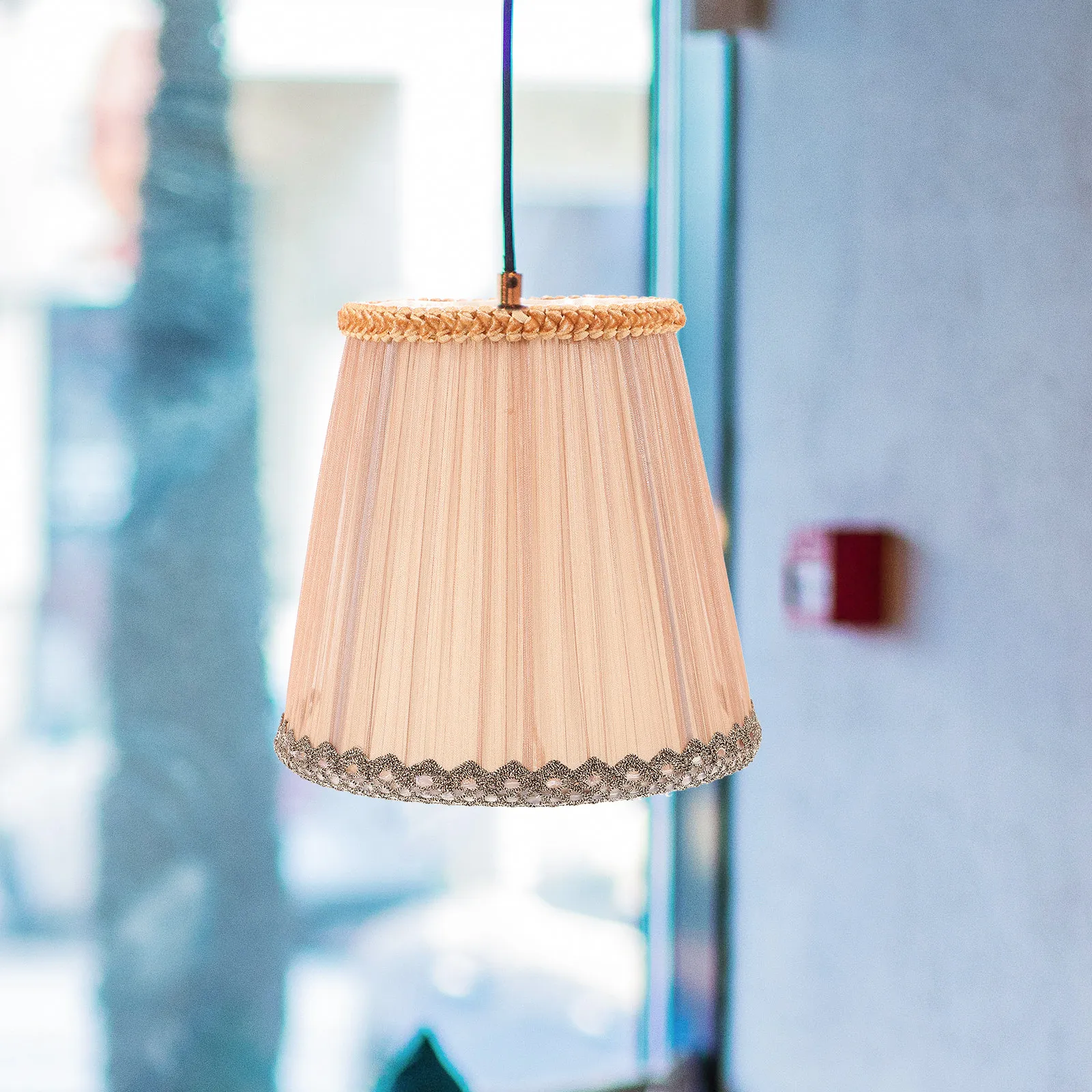 Элегантный тканевый абажур для настенных и потолочных светильников, маленький тканевый чехол для лампы, сменный декоративный аксессуар для освещения
Элегантный тканевый абажур для настенных и потолочных светильников, маленький тканевый чехол для лампы, сменный декоративный аксессуар для освещения