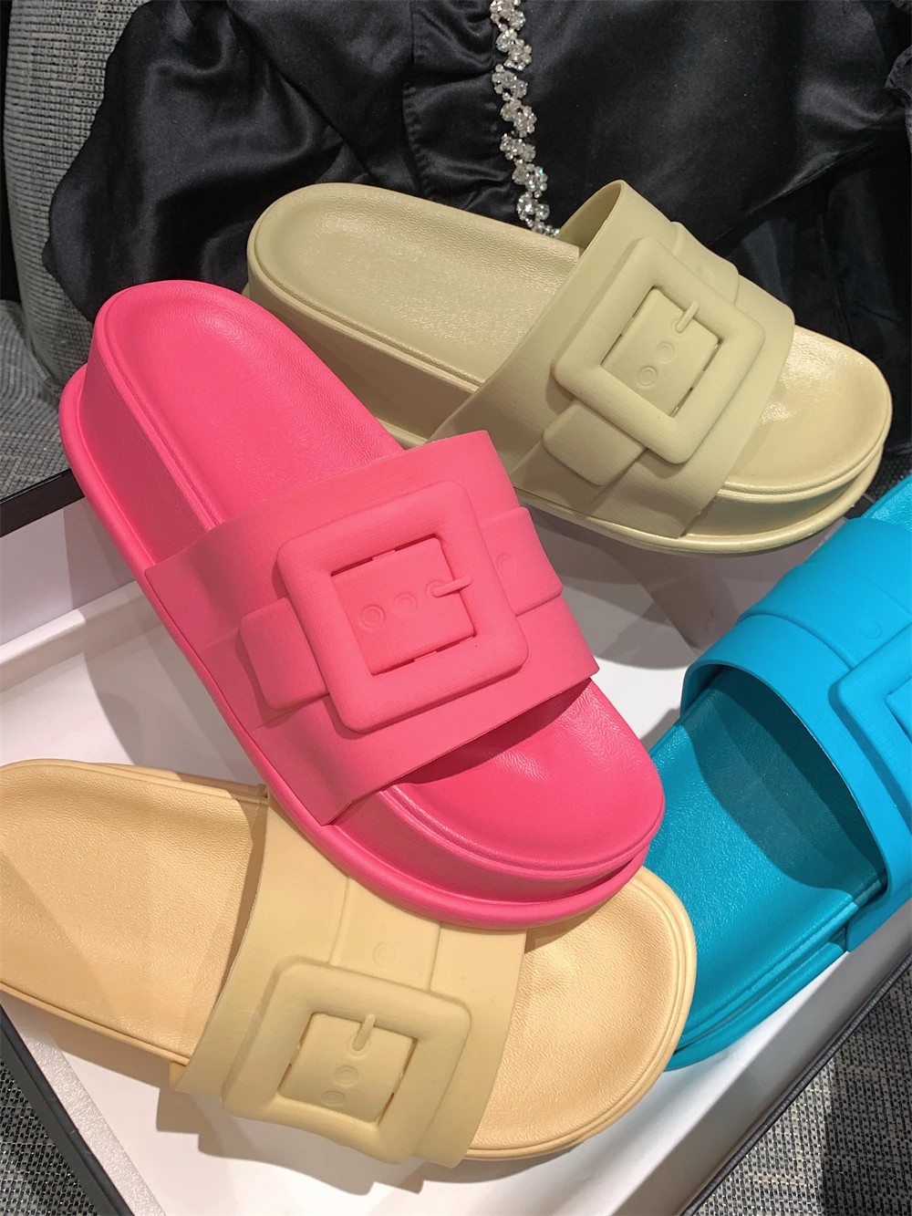 Casual Thick Bottom Sandals Women's Summer Outdoor Wear Anti-Slip Beach Slippers Simple Style Pure Color Flat Heel PVC
Casual Thick Bottom Sandals Women's Summer Outdoor Wear Anti-Slip Beach Slippers Simple Style Pure Color Flat Heel PVC