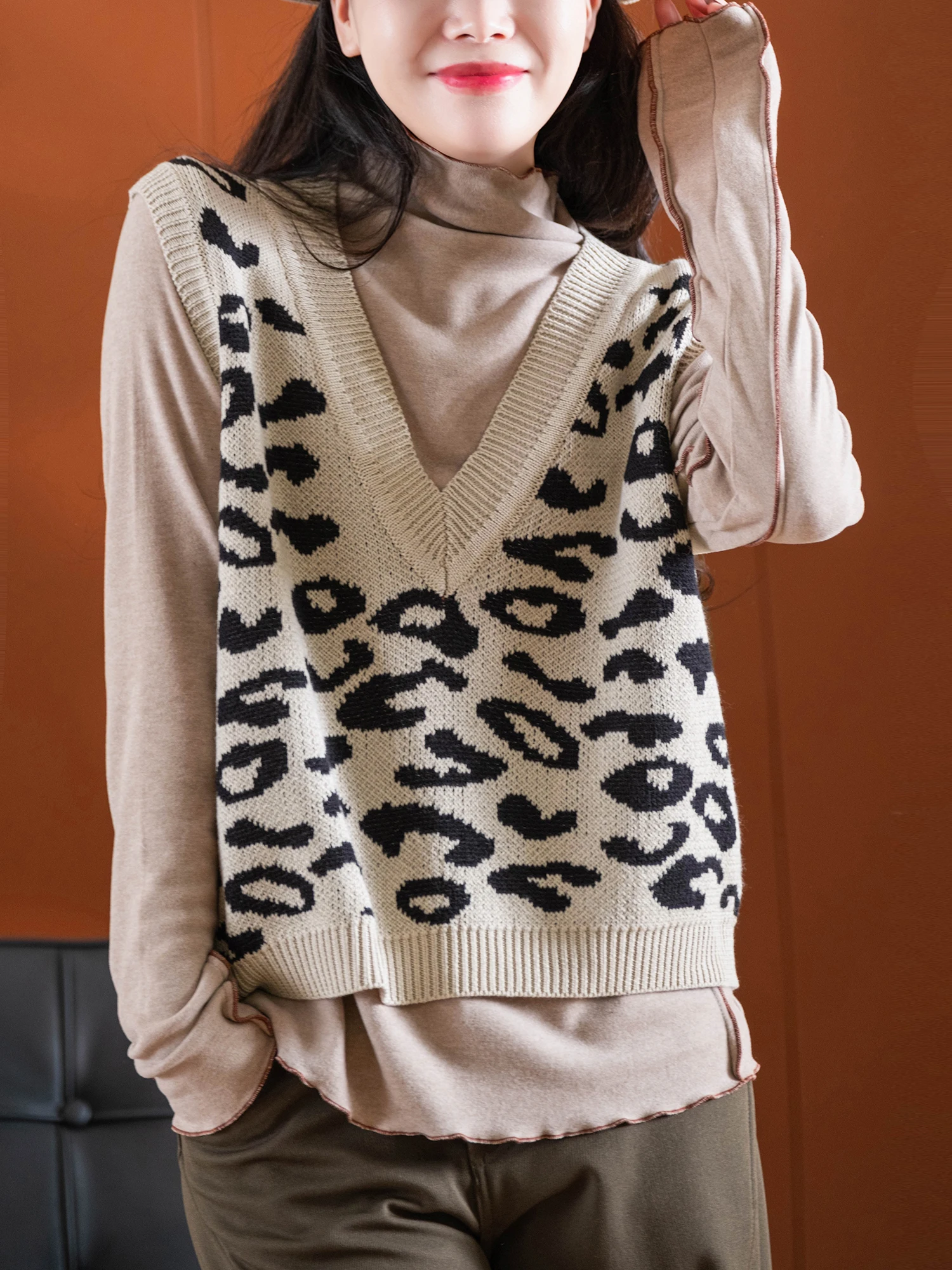Удобный и стильный женский жилет с леопардовым принтом и V-образным вырезом из смесового хлопка, простой в уходе
Удобный и стильный женский жилет с леопардовым принтом и V-образным вырезом из смесового хлопка, простой в уходе