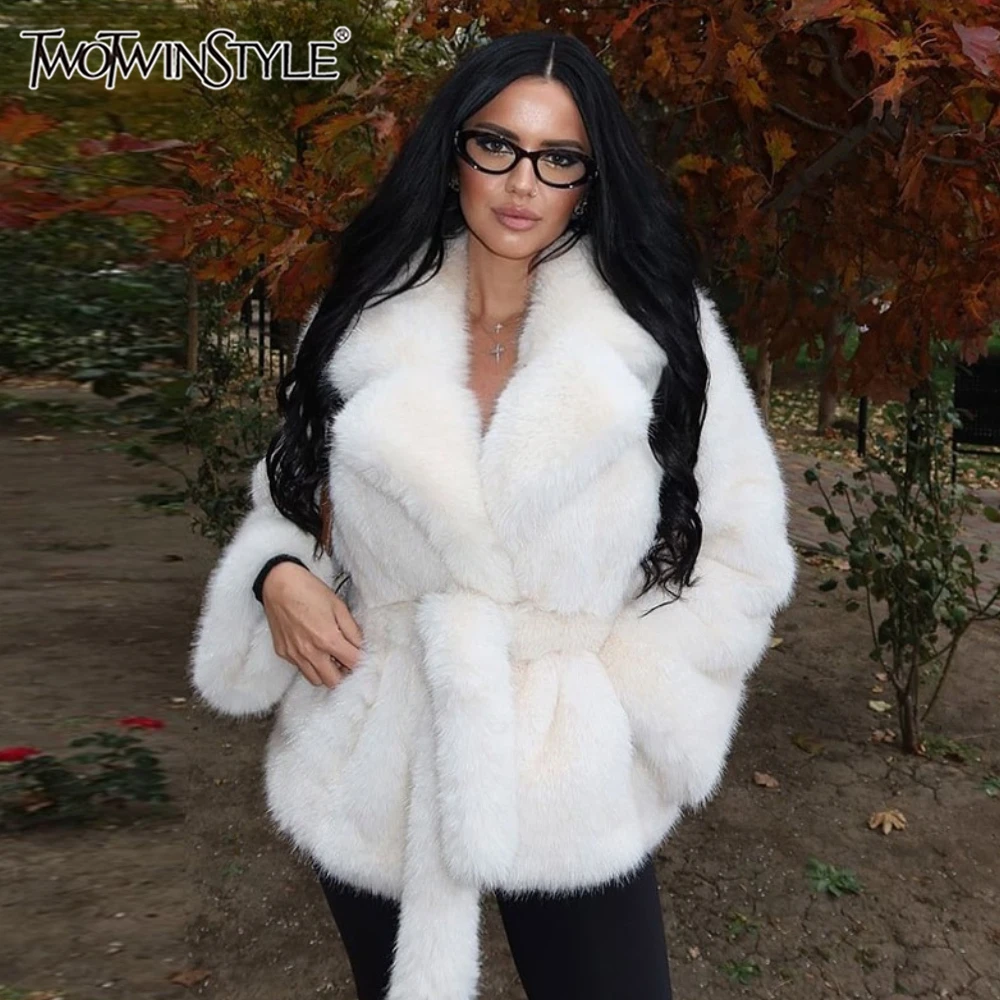 TWOTWINSTYLE однотонная модная куртка из искусственного меха для женщин, тонкое пальто с лацканами и длинными рукавами на шнуровке, женская зимняя одежда, новинка 
TWOTWINSTYLE однотонная модная куртка из искусственного меха для женщин, тонкое пальто с лацканами и длинными рукавами на шнуровке, женская зимняя одежда, новинка