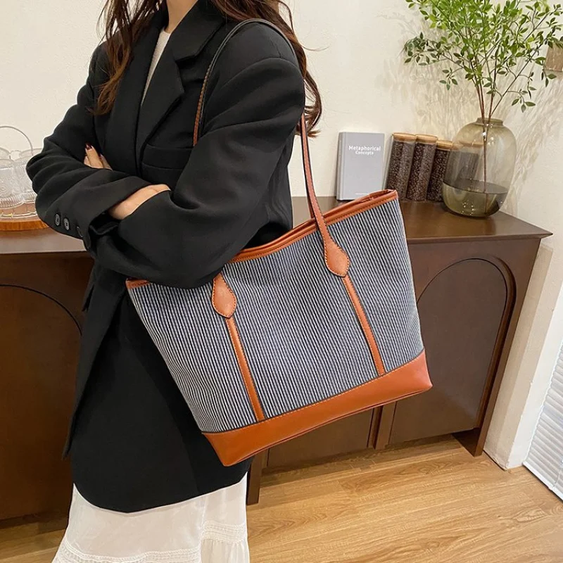 High-Quality Women's Shoulder Bag in Premium Leather, Tote Crossbody by Luxury Brand, Famous Designer Classic
High-Quality Women's Shoulder Bag in Premium Leather, Tote Crossbody by Luxury Brand, Famous Designer Classic