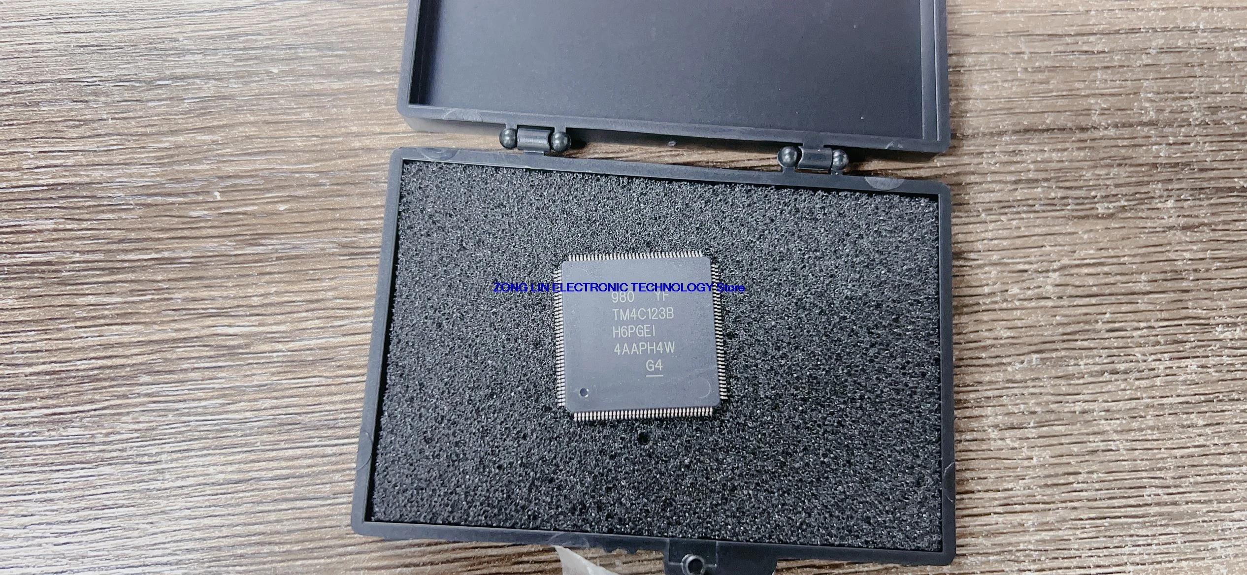 TM4C123BH6PGEI LQFP144 TM4C1233H6PZI 100% brand new original chip
TM4C123BH6PGEI LQFP144 TM4C1233H6PZI 100% brand new original chip