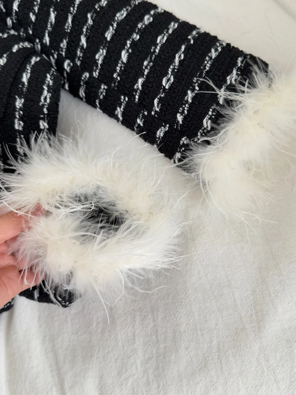 Ele Bla Stripe Ostrich Feather Jaet And ort Skirt Set Faionable Asymmetrical Winter Outfit for Women
Ele Bla Stripe Ostrich Feather Jaet And ort Skirt Set Faionable Asymmetrical Winter Outfit for Women