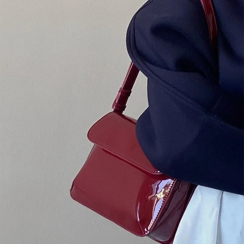 Retro Red Patent Leather Small Square Bag Armpit Bag 2025 New Fashion Hundred Square Tote Shoulder Crossbody Bags
Retro Red Patent Leather Small Square Bag Armpit Bag 2025 New Fashion Hundred Square Tote Shoulder Crossbody Bags
