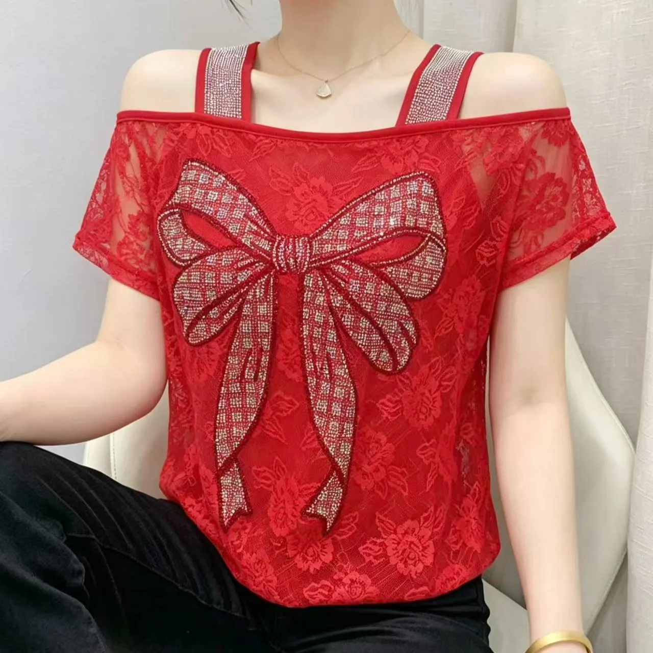 Summer Women's Lace Top Slimming Design Shoulder Bared Drill Personalized Fashionable Short Sleeve round Neck Original Design
Summer Women's Lace Top Slimming Design Shoulder Bared Drill Personalized Fashionable Short Sleeve round Neck Original Design
