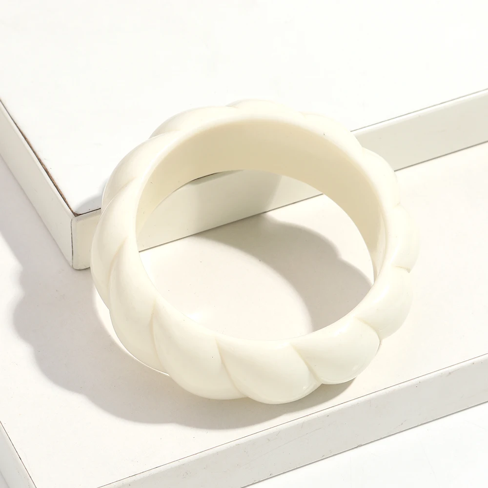 Beige White Twisted Round Acrylic Wide Bangle for Women Statement Resin Irregular Chunky Stackable Bracelet Fashion Jewelry Gift
Beige White Twisted Round Acrylic Wide Bangle for Women Statement Resin Irregular Chunky Stackable Bracelet Fashion Jewelry Gift