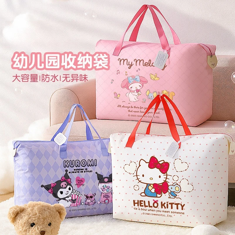 Cute Sanrio Cartoon Hello Kitty Large Storage Bag, Waterproof Kids Quilt Bag, Portable Kindergarten Luggage Tote for Toddler
Cute Sanrio Cartoon Hello Kitty Large Storage Bag, Waterproof Kids Quilt Bag, Portable Kindergarten Luggage Tote for Toddler
