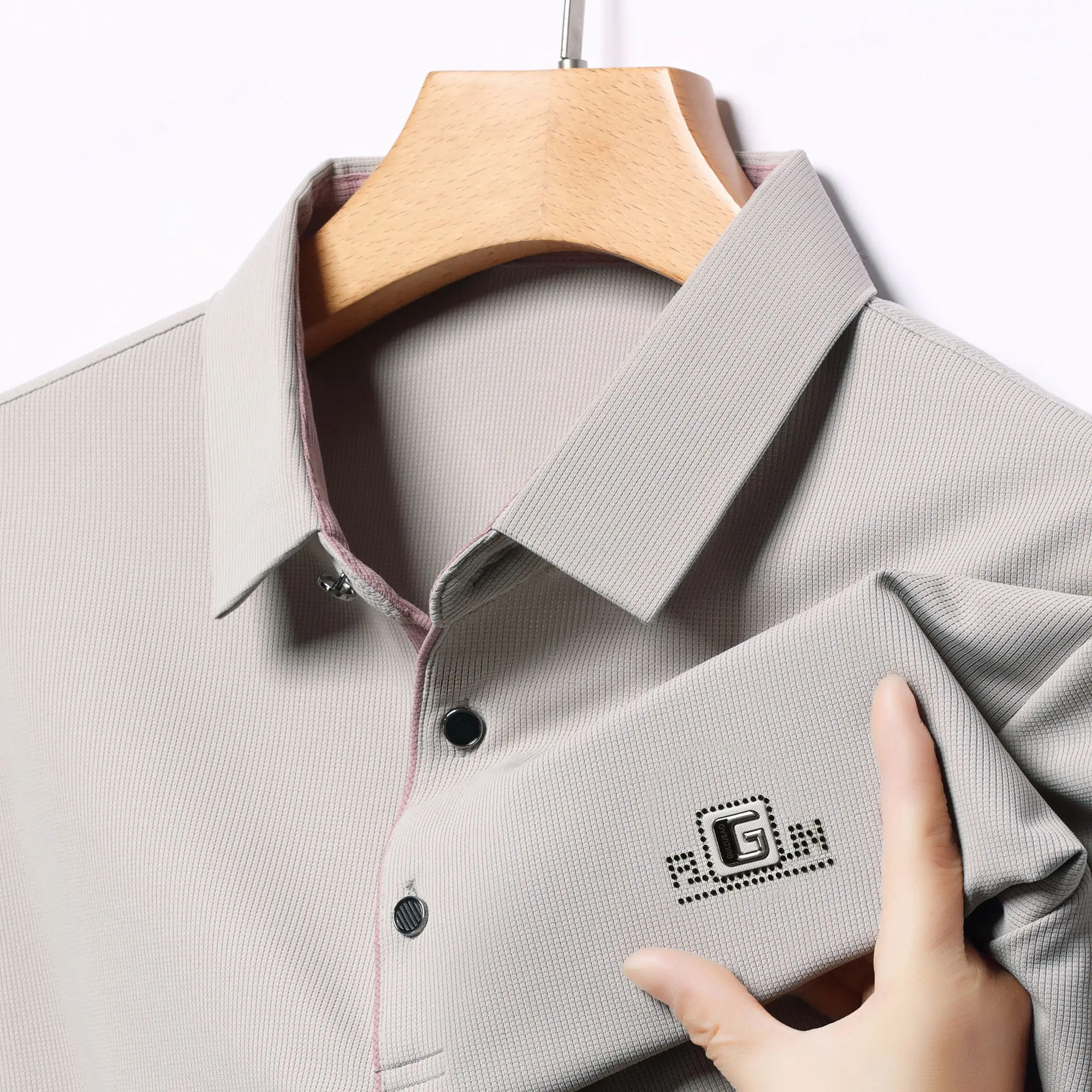 2025 Summer Waffle Short -sleeved T-shirt Lapel Business Casual Polo Shirt Top Brand Letter Printing Tees Men's Clothing
2025 Summer Waffle Short -sleeved T-shirt Lapel Business Casual Polo Shirt Top Brand Letter Printing Tees Men's Clothing