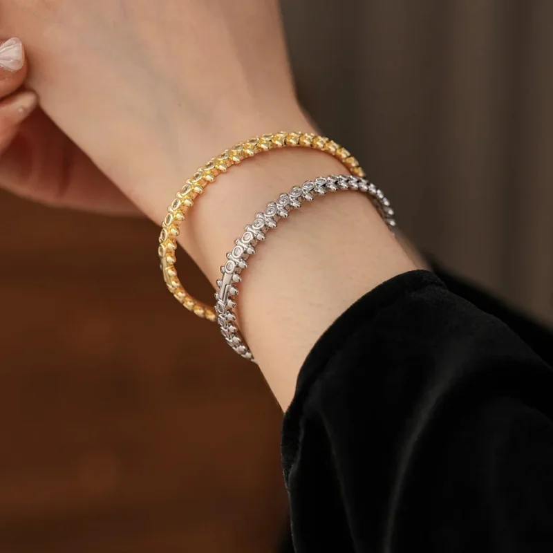 Gold Zircon Buckle Women's Bracelet Fashion Bangles Luxury Gift Ornament
Gold Zircon Buckle Women's Bracelet Fashion Bangles Luxury Gift Ornament