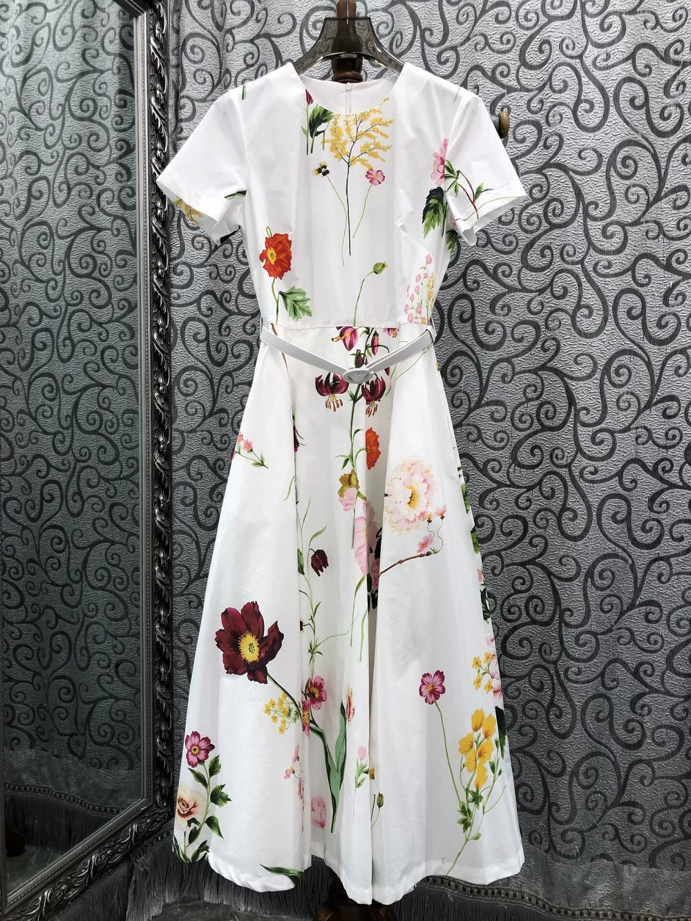 100%Cotton Dress 2026 Summer Style Women Colorful Floral Print Belt Deco Short Sleeve Mid-Calf Length Casual White Dress Luxury
100%Cotton Dress 2026 Summer Style Women Colorful Floral Print Belt Deco Short Sleeve Mid-Calf Length Casual White Dress Luxury