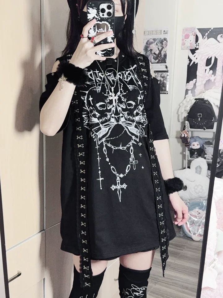 Harajuku Style Japanese Gothic Print Off-Shoulder Long Sleeve T-Shirt Subculture Punk Oversized Mid-Length T-Shirt for Women
Harajuku Style Japanese Gothic Print Off-Shoulder Long Sleeve T-Shirt Subculture Punk Oversized Mid-Length T-Shirt for Women