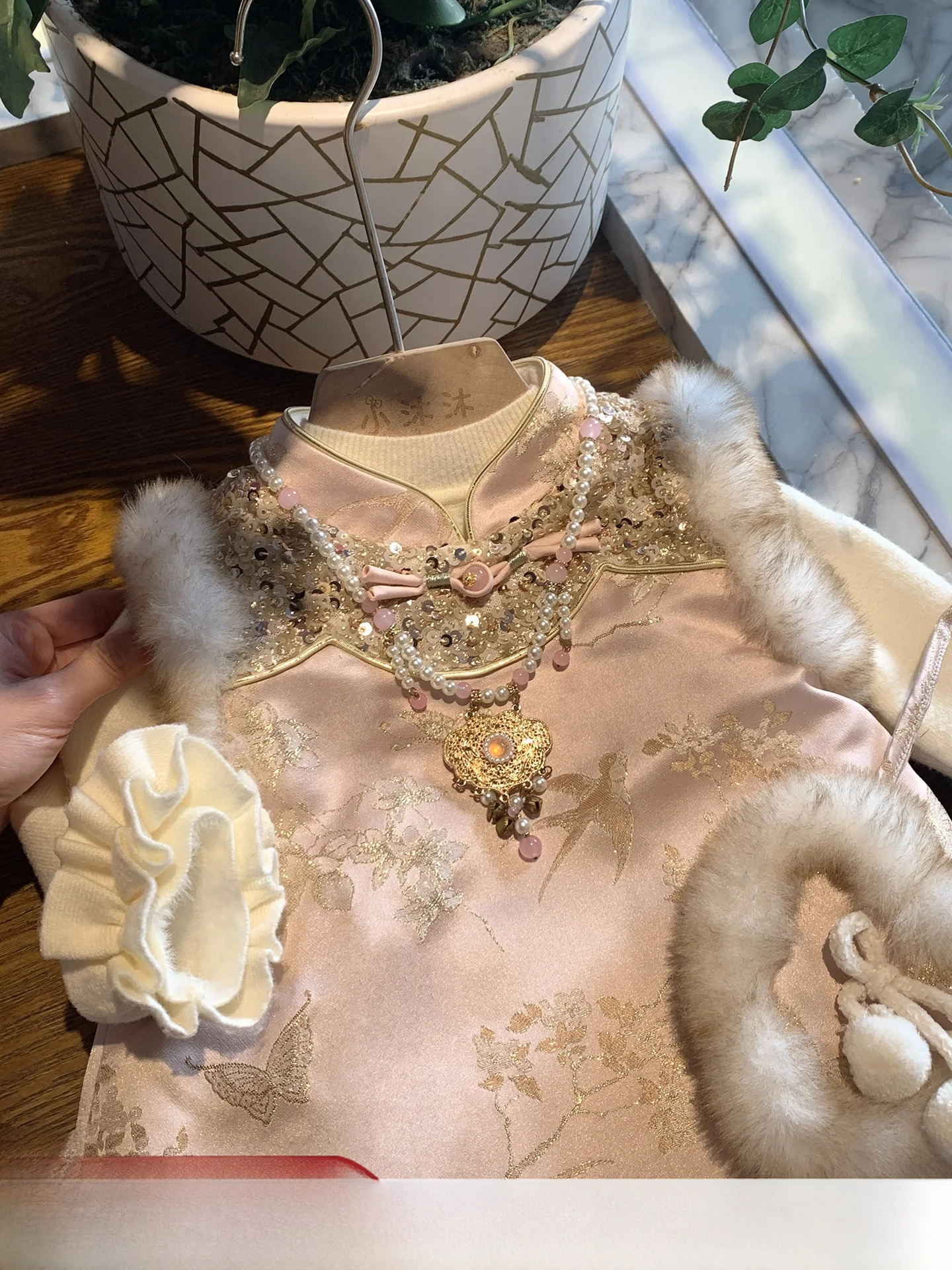 Новогодняя одежда для девочек: платье-жилетка с цветочной вышивкой из мягкой полиэстеровой ткани, короткая юбка
Новогодняя одежда для девочек: платье-жилетка с цветочной вышивкой из мягкой полиэстеровой ткани, короткая юбка