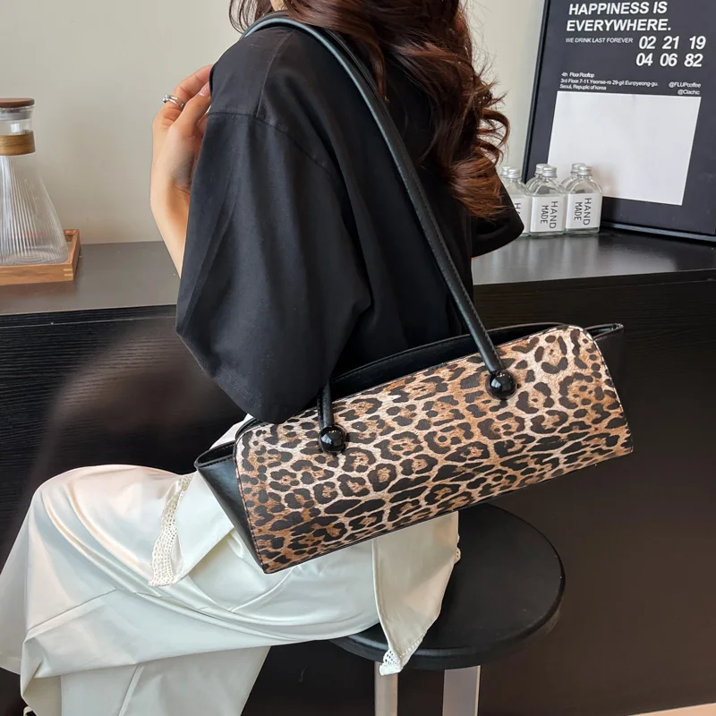 Causal Luxury Trend Female Tote Bag Lady Handbags and Purses Leopard Pu Leather Shoulder Bags for Women
Causal Luxury Trend Female Tote Bag Lady Handbags and Purses Leopard Pu Leather Shoulder Bags for Women