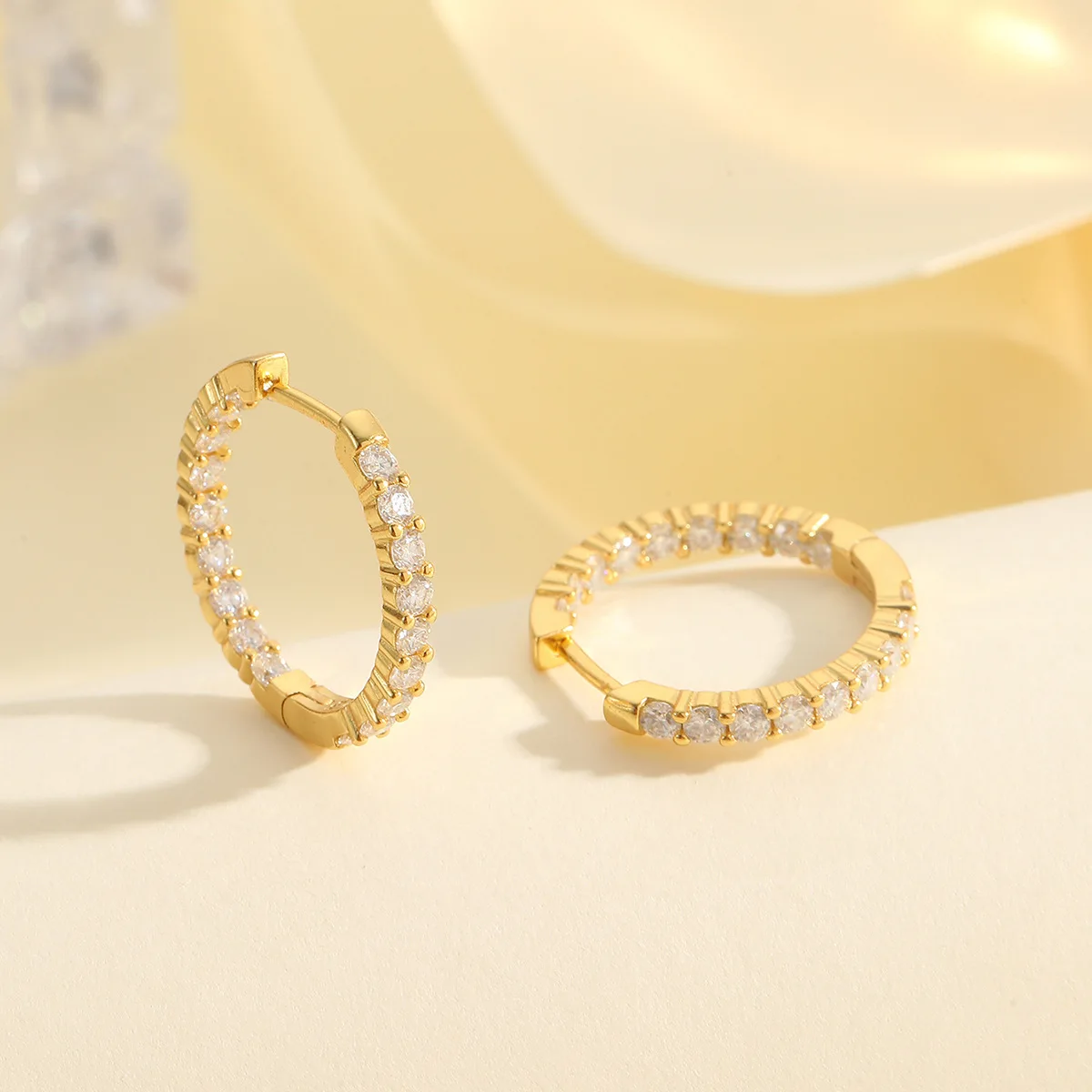 Morganite full-circle silver earrings for female influencers, featuring a fresh and sweet style. Earrings model: LME0016
Morganite full-circle silver earrings for female influencers, featuring a fresh and sweet style. Earrings model: LME0016