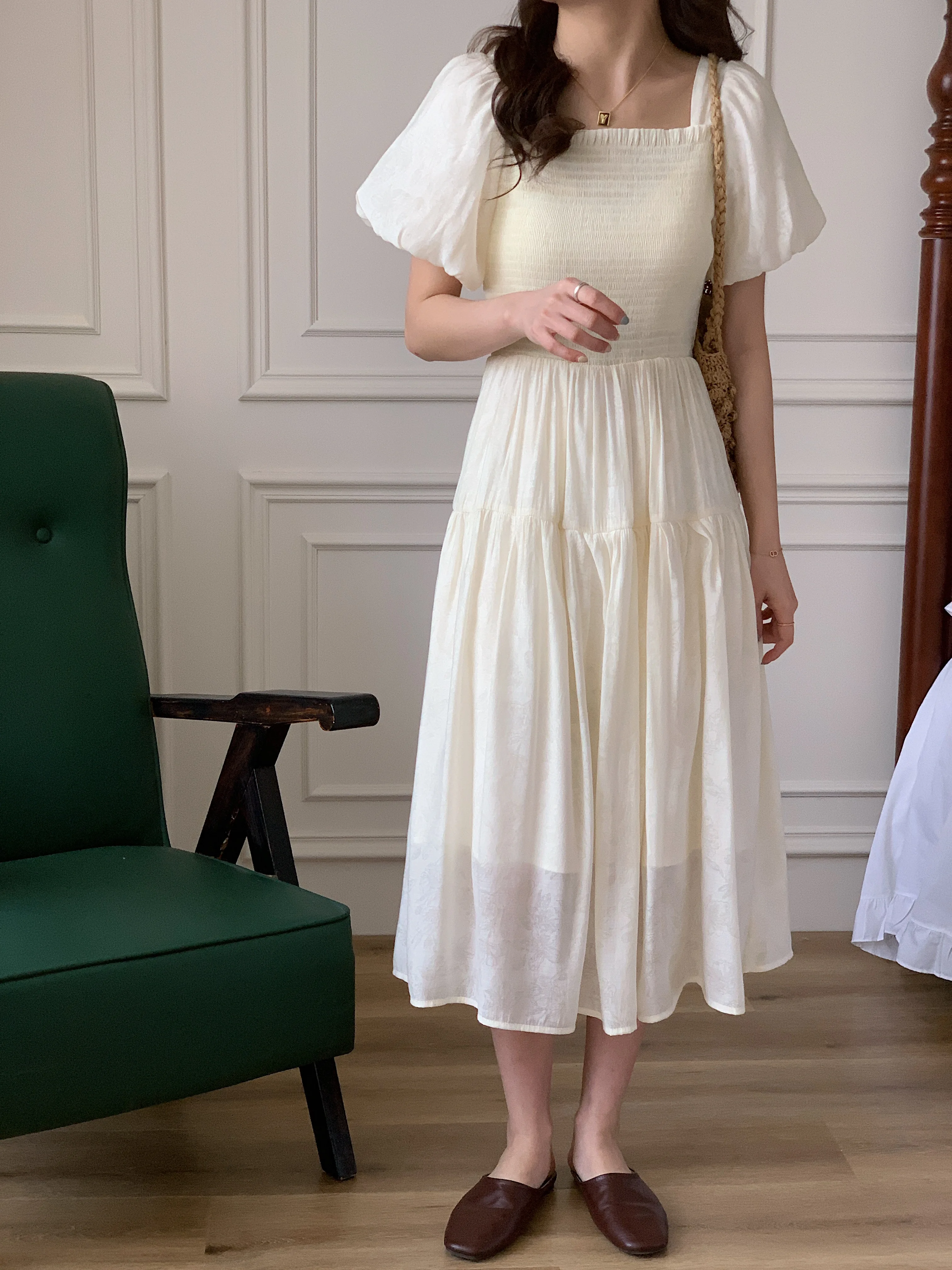 Elegant knee-length midi dress with white ball sleeves and casual square neckline
Elegant knee-length midi dress with white ball sleeves and casual square neckline