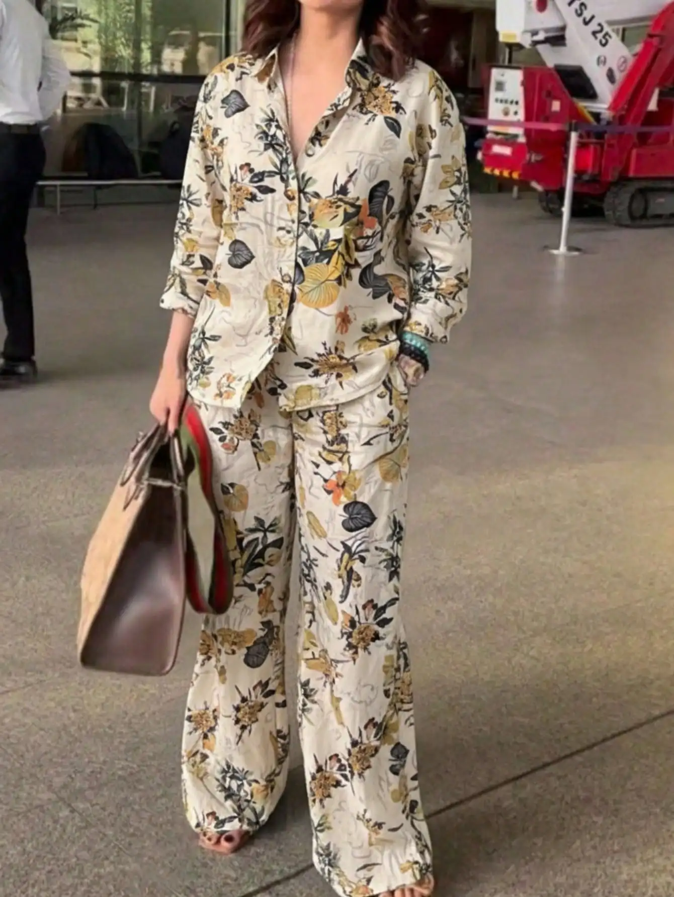 Винтажный комплект из двух предметов с цветочным принтом: рубашка с лацканами и брюки с широкими штанинами для путешествий, отпуска или повседневной носки
Винтажный комплект из двух предметов с цветочным принтом: рубашка с лацканами и брюки с широкими штанинами для путешествий, отпуска или повседневной носки