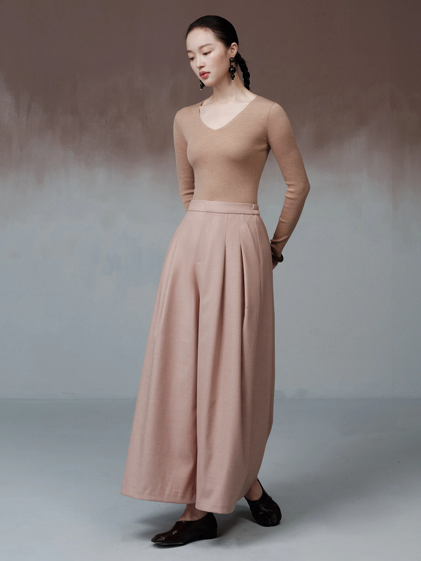 Брюки-юбка Dain Material с длинными штанинами, плиссированным дизайном спереди и сзади, элегантные и стильные, с высокой талией и широкими штанинами
Брюки-юбка Dain Material с длинными штанинами, плиссированным дизайном спереди и сзади, элегантные и стильные, с высокой талией и широкими штанинами