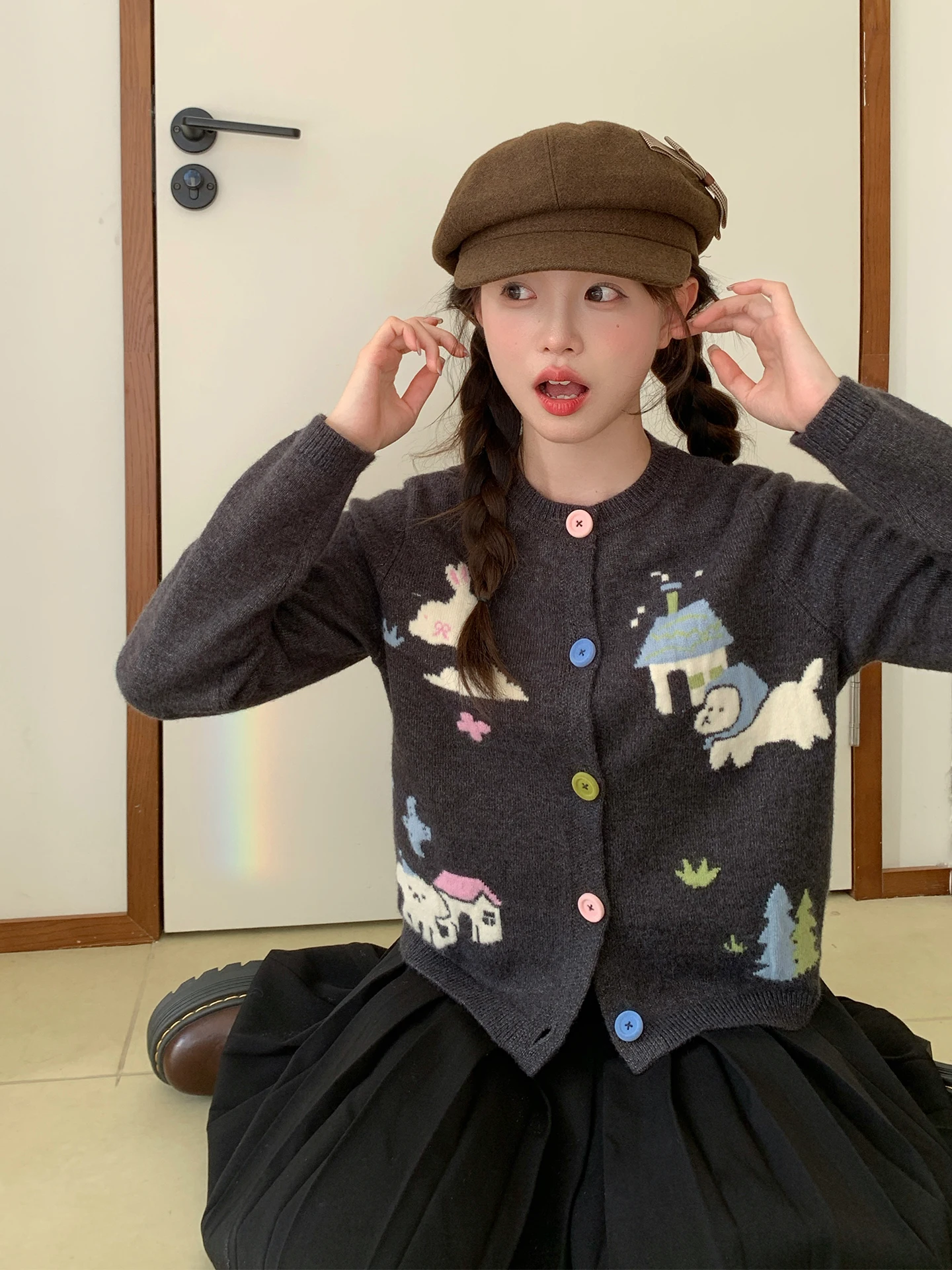 Tokyo Annual Record JK Вязаный открытый кардиган с героями мультфильмов для колледжа Свободный крой Свитер с мягкими глазами Верхняя одежда Женская мода
Tokyo Annual Record JK Вязаный открытый кардиган с героями мультфильмов для колледжа Свободный крой Свитер с мягкими глазами Верхняя одежда Женская мода