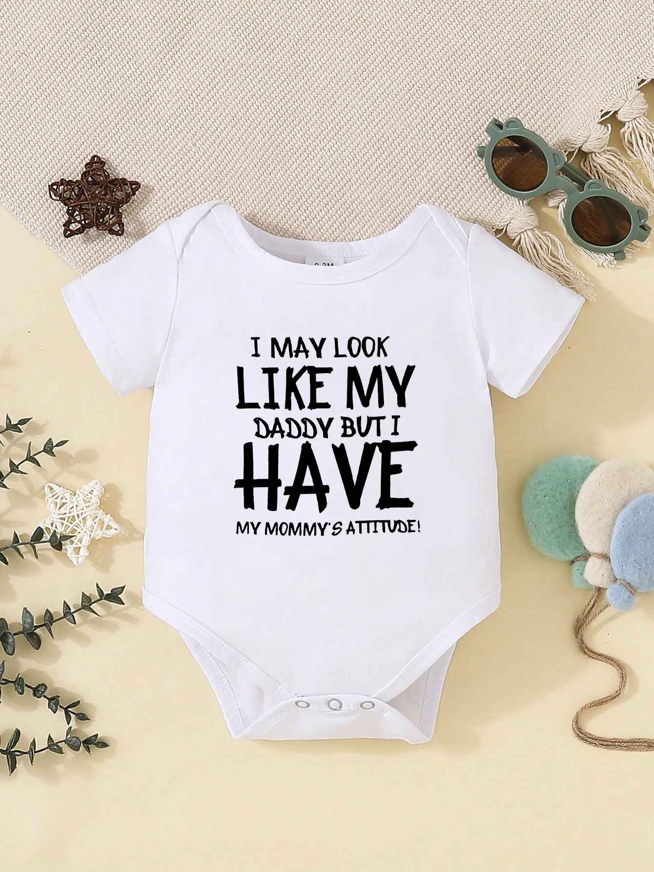 Baby short-sleeved triangle bodysuit, fun letter print, button design, easy to care for, suitable for new parents.
Baby short-sleeved triangle bodysuit, fun letter print, button design, easy to care for, suitable for new parents.