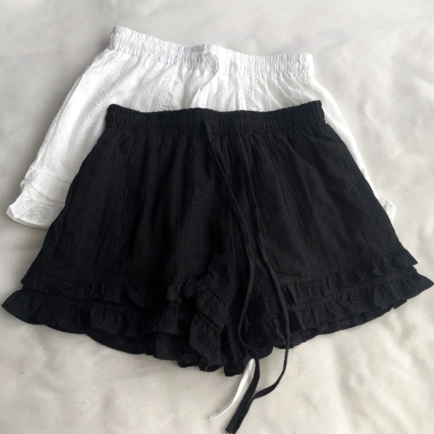 Korean Sweet Lace Ruffles Women Shorts Summer Trendy Drawstring Lace Up Wide Leg Shorts Simple Solid Versatile Casual Shorts
Korean Sweet Lace Ruffles Women Shorts Summer Trendy Drawstring Lace Up Wide Leg Shorts Simple Solid Versatile Casual Shorts