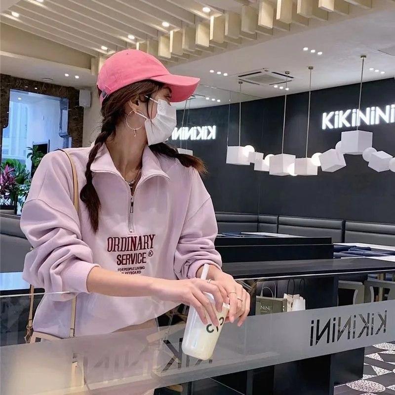 Спортивная куртка с воротником-стойкой в стиле ретро, ранняя осень, модный повседневный свободный и удобный простой спортивный кардиган на молнии в стиле ретро в стиле ретро
Спортивная куртка с воротником-стойкой в стиле ретро, ранняя осень, модный повседневный свободный и удобный простой спортивный кардиган на молнии в стиле ретро в стиле ретро