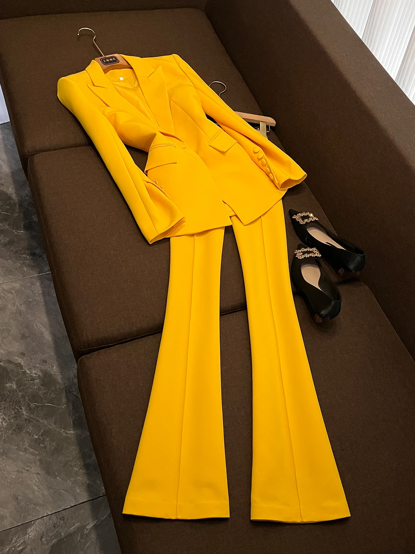 Premium Edition Tailored Summer Workwear Pantsuit High Waist Bell Bottoms Mid-Length Two-Piece Set Versatile Professional Outfit
Premium Edition Tailored Summer Workwear Pantsuit High Waist Bell Bottoms Mid-Length Two-Piece Set Versatile Professional Outfit
