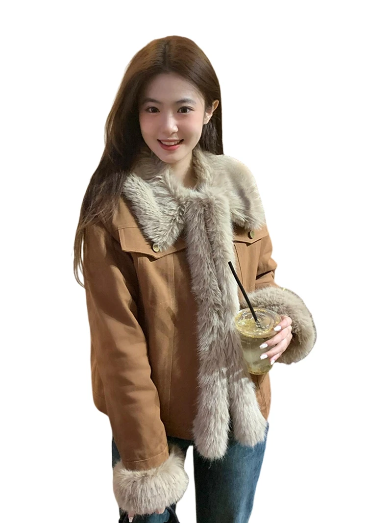 A thickened eco-friendly fur and denim patchwork plush top for women's winter fashion in 2025 in Korean style
A thickened eco-friendly fur and denim patchwork plush top for women's winter fashion in 2025 in Korean style