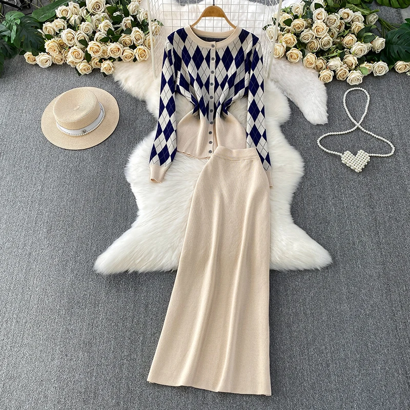 Осенне-зимний темпераментный вязаный кардиган с геометрическим принтом и круглым вырезом + юбка средней длины с высокой талией, комплект из двух предметов
Осенне-зимний темпераментный вязаный кардиган с геометрическим принтом и круглым вырезом + юбка средней длины с высокой талией, комплект из двух предметов