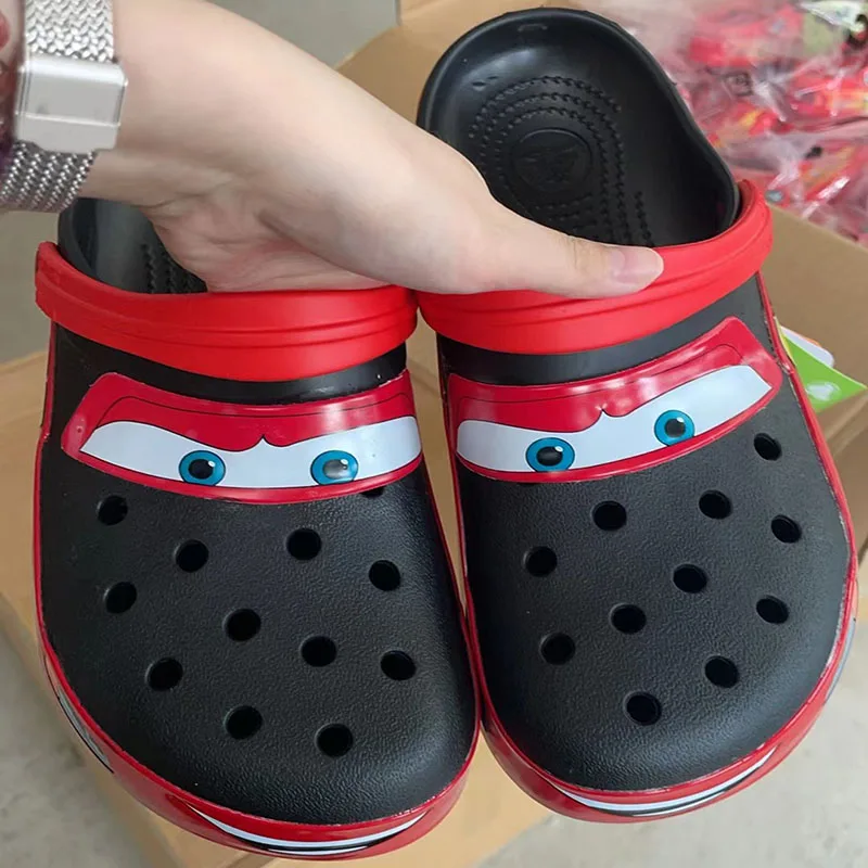 Однотонные водонепроницаемые тапочки Disney McQueen Pixar с мультяшным принтом, уличные сандалии, Повседневные Дышащие взрослые туфли из ЭВА с ремешком на щиколотке, красного и черного цвета
Однотонные водонепроницаемые тапочки Disney McQueen Pixar с мультяшным принтом, уличные сандалии, Повседневные Дышащие взрослые туфли из ЭВА с ремешком на щиколотке, красного и черного цвета