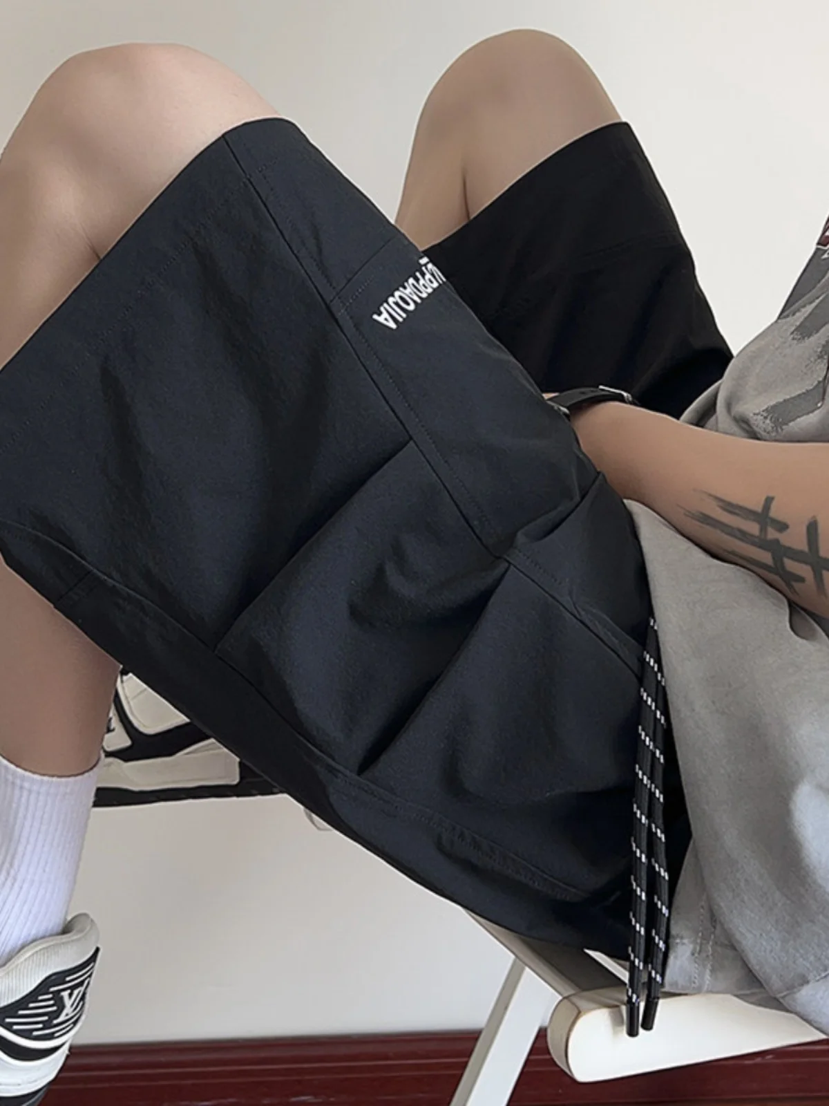 Мужские летние тонкие спортивные брюки из ледяного шелка, быстросохнущие, в американском стиле, свободного кроя, для активного отдыха
Мужские летние тонкие спортивные брюки из ледяного шелка, быстросохнущие, в американском стиле, свободного кроя, для активного отдыха