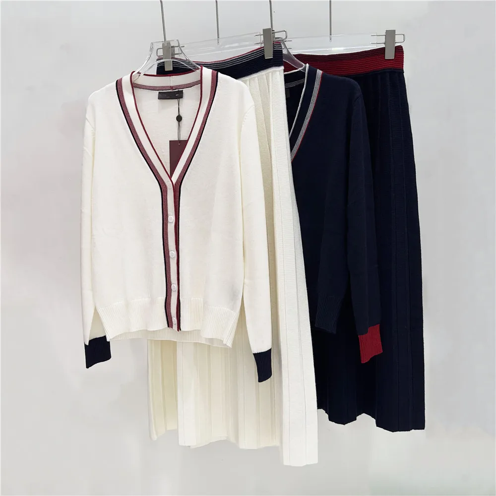 Women's Skirt Suit 2024 New V-Neck Striped Knitted Cardigan + High Waist Pleated Skirts 2-piece Set
Women's Skirt Suit 2024 New V-Neck Striped Knitted Cardigan + High Waist Pleated Skirts 2-piece Set