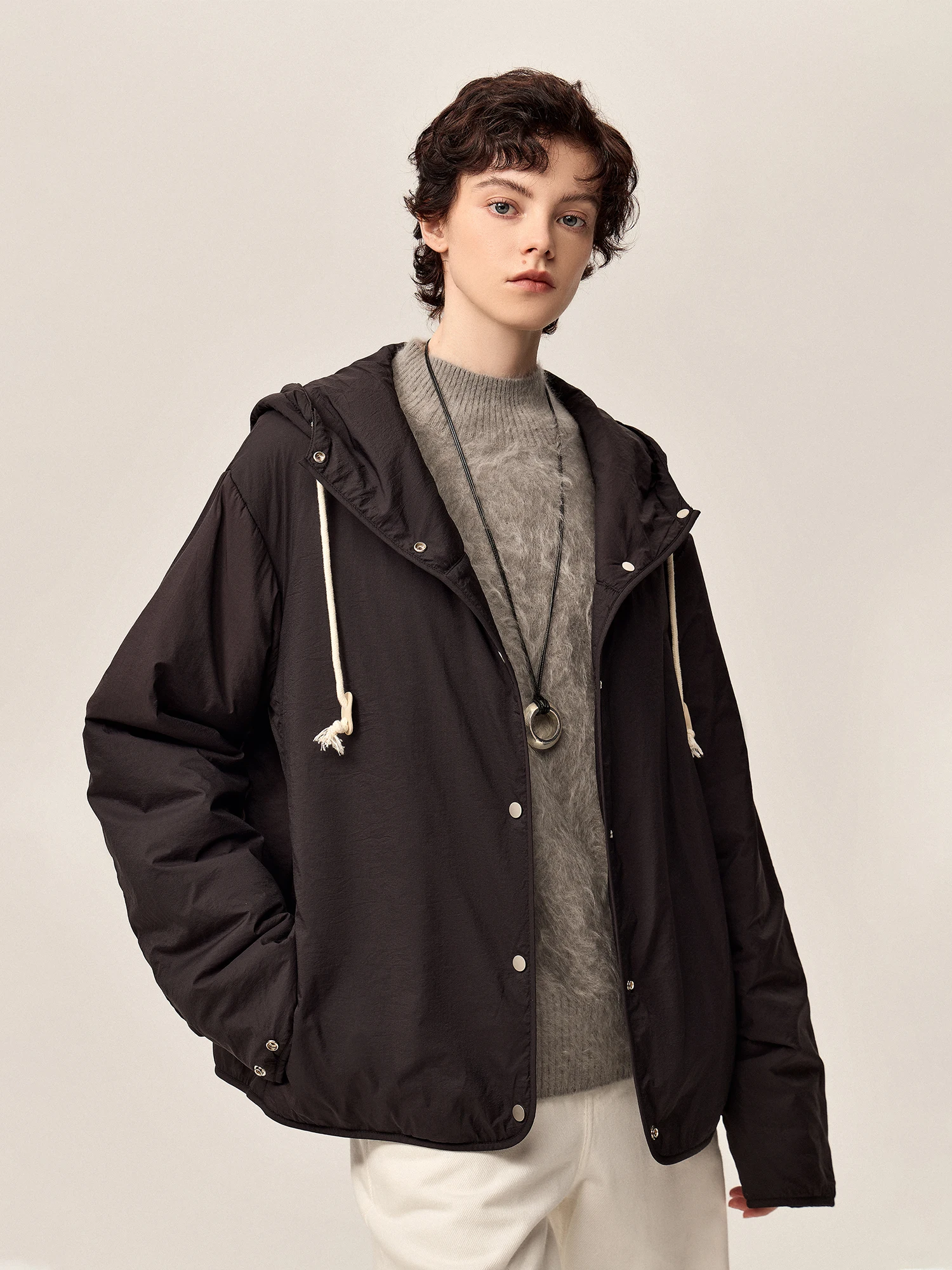 Женская повседневная свободная куртка Hua Ji Yan: легкое теплое хлопковое пальто с капюшоном для осени и зимы, из нейлоновой ткани, для города
Женская повседневная свободная куртка Hua Ji Yan: легкое теплое хлопковое пальто с капюшоном для осени и зимы, из нейлоновой ткани, для города