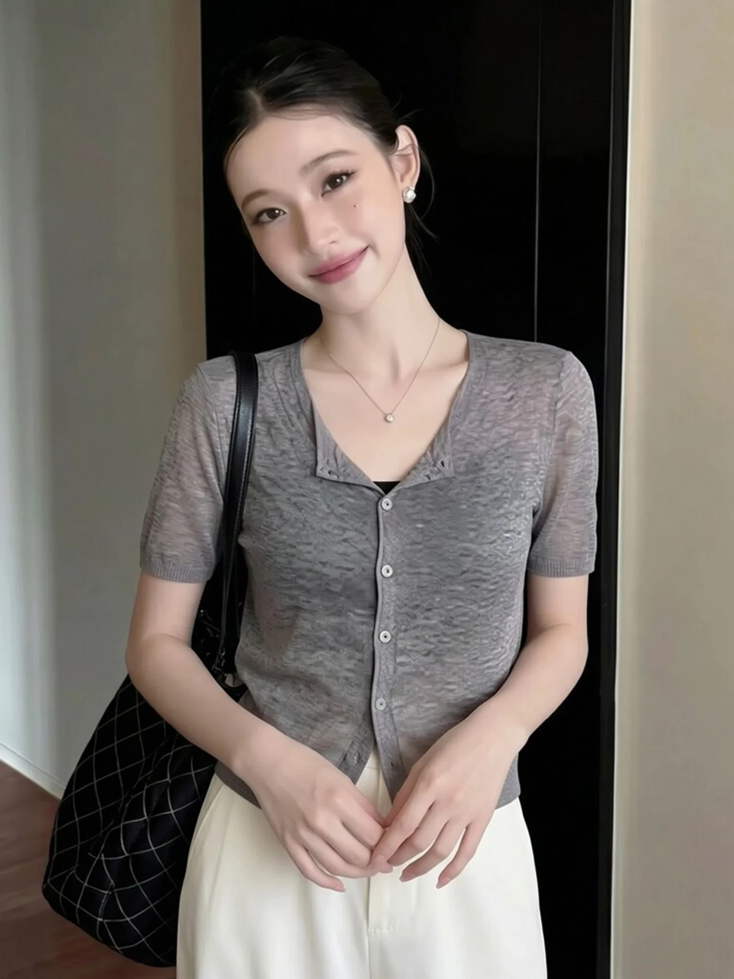 Lightweight Soft Short Sleeve Knitted Top Women's Slim Fit Fashionable Summer Shirt Single Button Style Casual Elegant Style
Lightweight Soft Short Sleeve Knitted Top Women's Slim Fit Fashionable Summer Shirt Single Button Style Casual Elegant Style