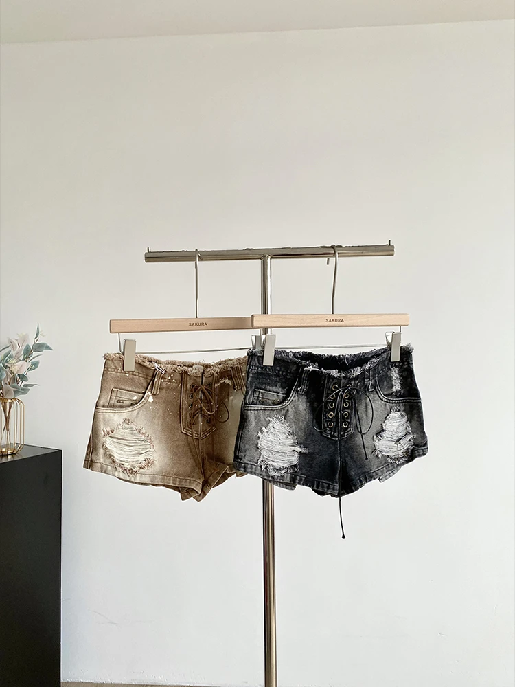 2025 summer new American style niche sexy spicy girl retro ripped denim shorts design sense slim fit hot pants for women
2025 summer new American style niche sexy spicy girl retro ripped denim shorts design sense slim fit hot pants for women