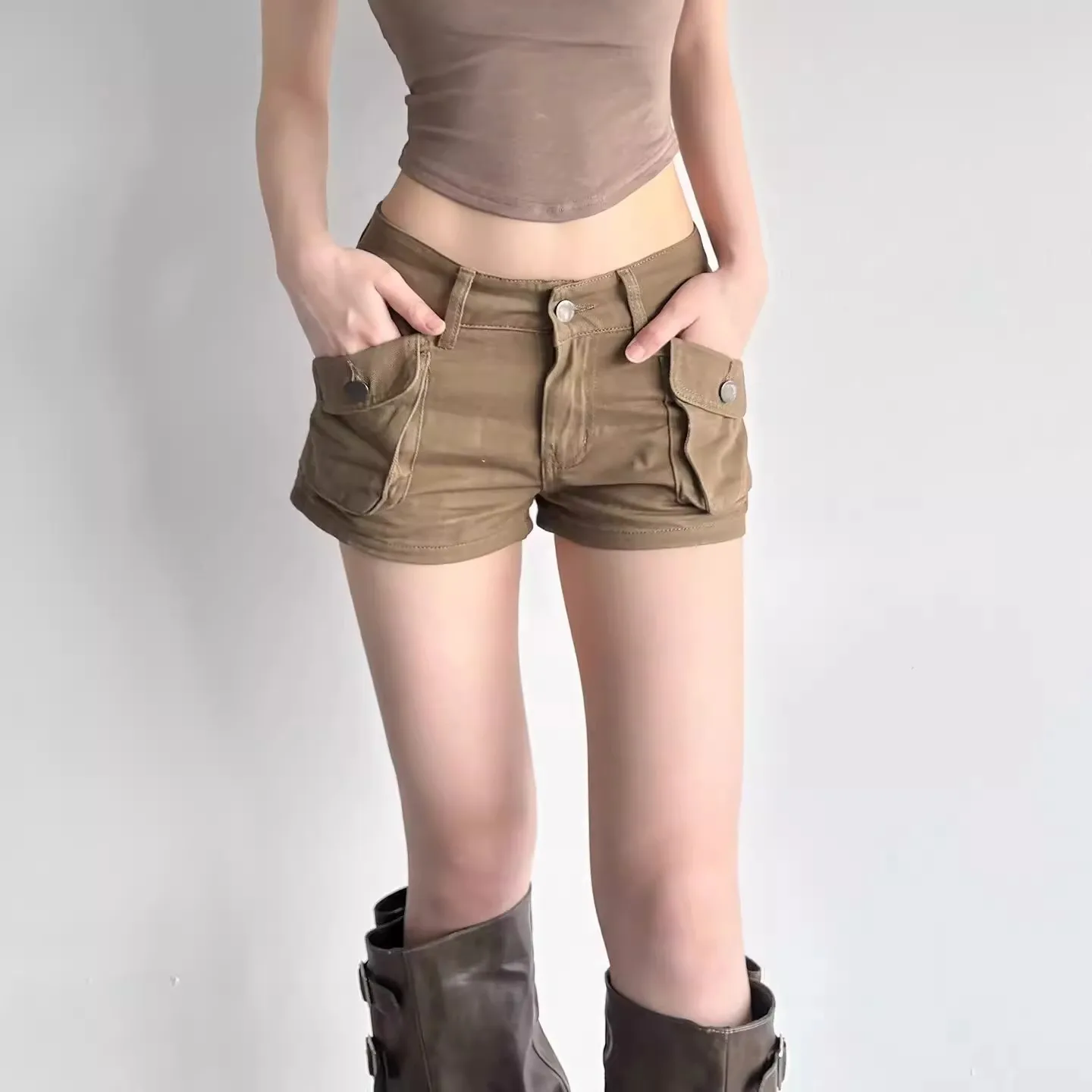 American Retro Women's Denim Shorts Summer Casual Fashion Workwear Style Low Waist Khaki Spicy Girl Big Pocket Shorts
American Retro Women's Denim Shorts Summer Casual Fashion Workwear Style Low Waist Khaki Spicy Girl Big Pocket Shorts