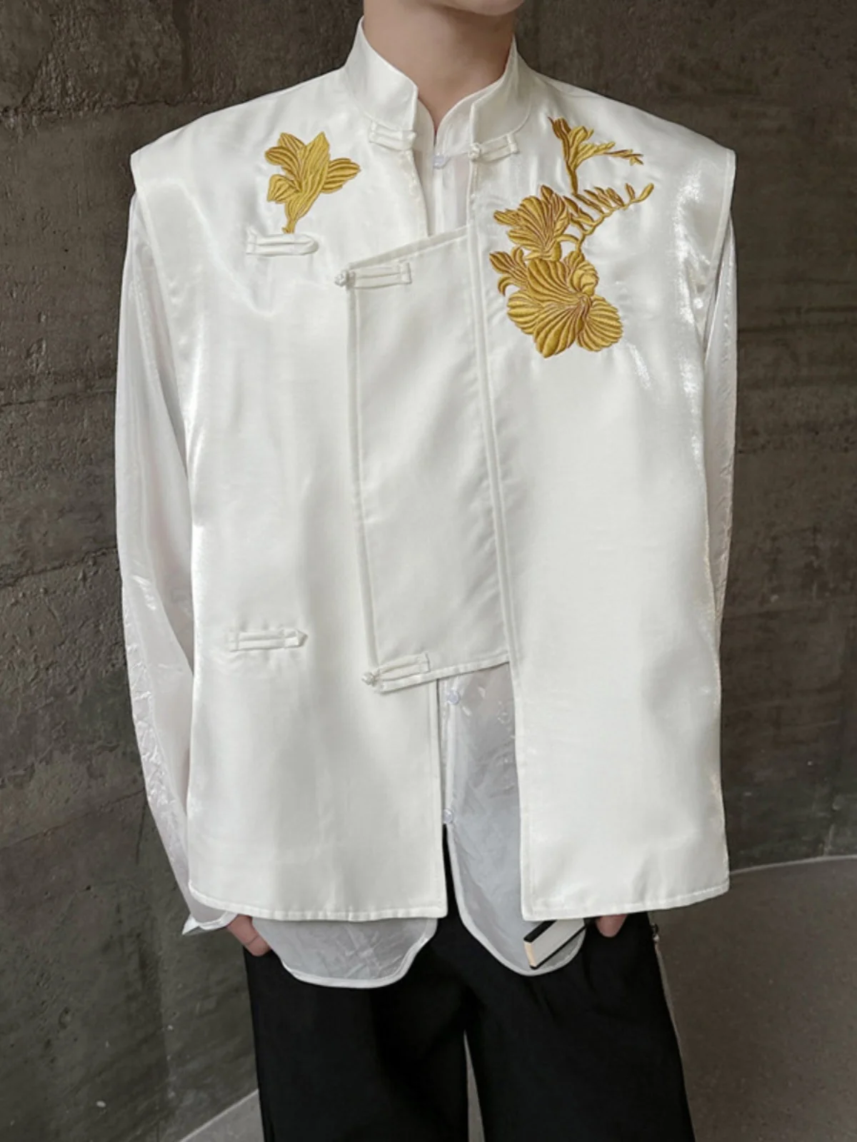 New Chinese Sle Loose Fit Embroidered Design Men's Vest Jaet Autumn Faion Trendy Svel Top Retro National Sle
New Chinese Sle Loose Fit Embroidered Design Men's Vest Jaet Autumn Faion Trendy Svel Top Retro National Sle