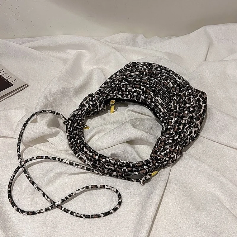 Классическая дизайнерская женская сумка через плечо в стиле Парижской моды с модным буквенным логотипом и повседневным досугом
Классическая дизайнерская женская сумка через плечо в стиле Парижской моды с модным буквенным логотипом и повседневным досугом