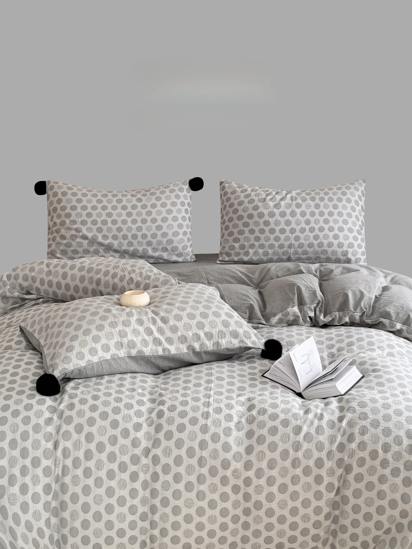 Pure Cotton Bedding Set 4-Piece Simple Wave Dot Print Ball Lined Duvet Cover eet Bedding Comforter Set for All Seasons
Pure Cotton Bedding Set 4-Piece Simple Wave Dot Print Ball Lined Duvet Cover eet Bedding Comforter Set for All Seasons