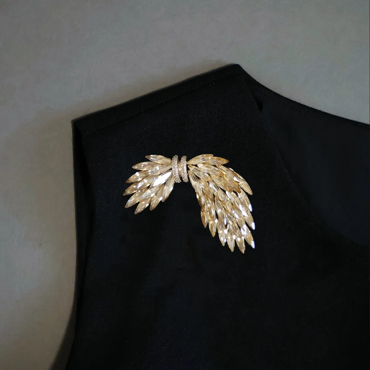 Luxury Wings Fashion Brooch Pins For Women Creative New Handmade Shinning Rhinestones Brooches
Luxury Wings Fashion Brooch Pins For Women Creative New Handmade Shinning Rhinestones Brooches