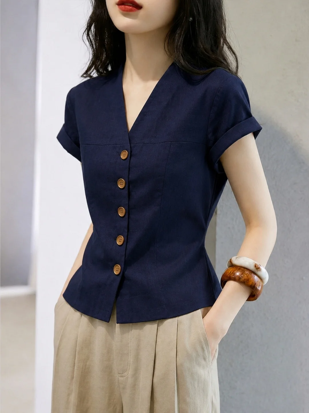 Versatile Short Sleeve V-Neck Women's Shirt Single Button Design Commute Style Summer New Arrival Korean Fashion Straight Cut
Versatile Short Sleeve V-Neck Women's Shirt Single Button Design Commute Style Summer New Arrival Korean Fashion Straight Cut