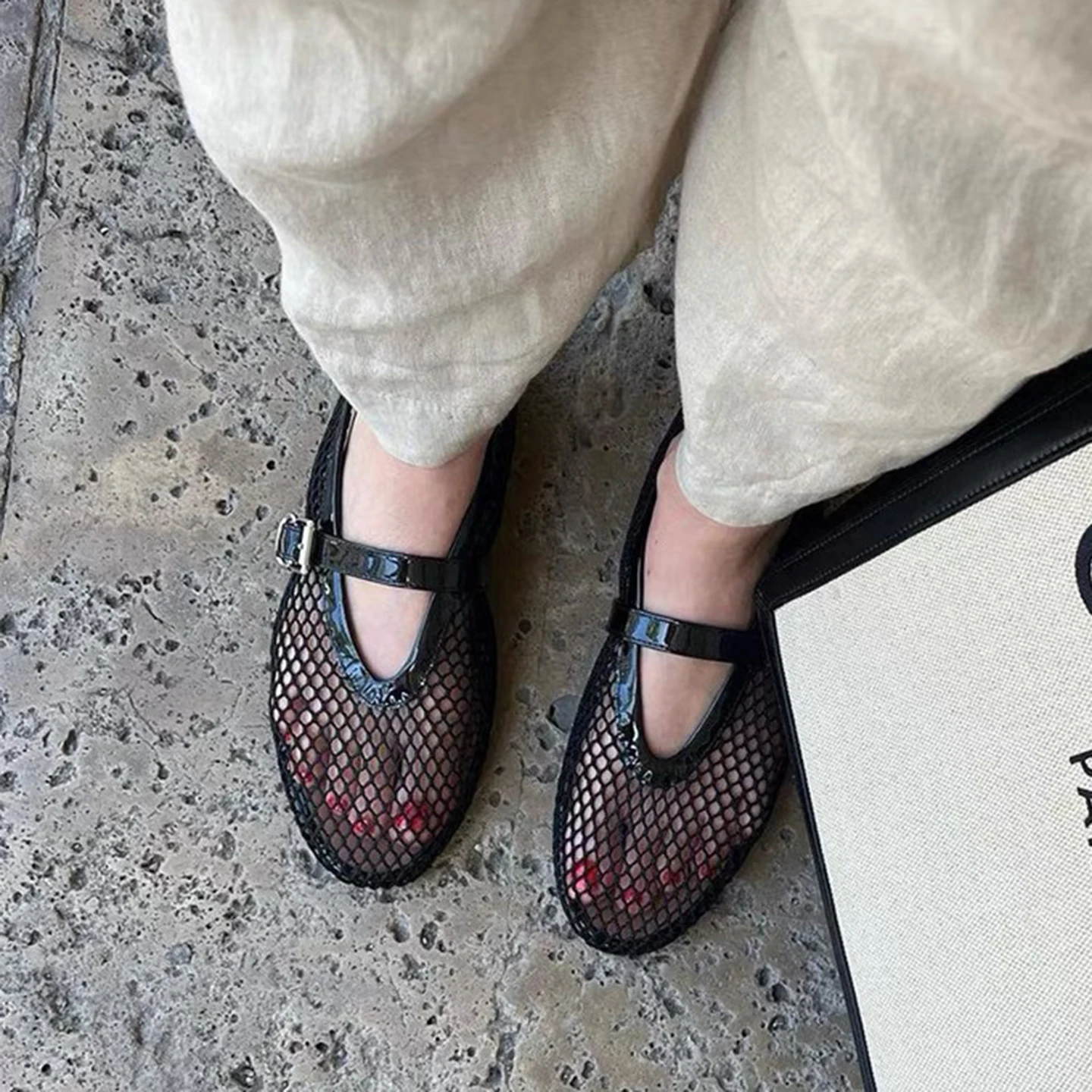 New flat fashion sandals new summer round head breathable non-slip line button Mary Jane fishnet shoes ladies shoes
New flat fashion sandals new summer round head breathable non-slip line button Mary Jane fishnet shoes ladies shoes