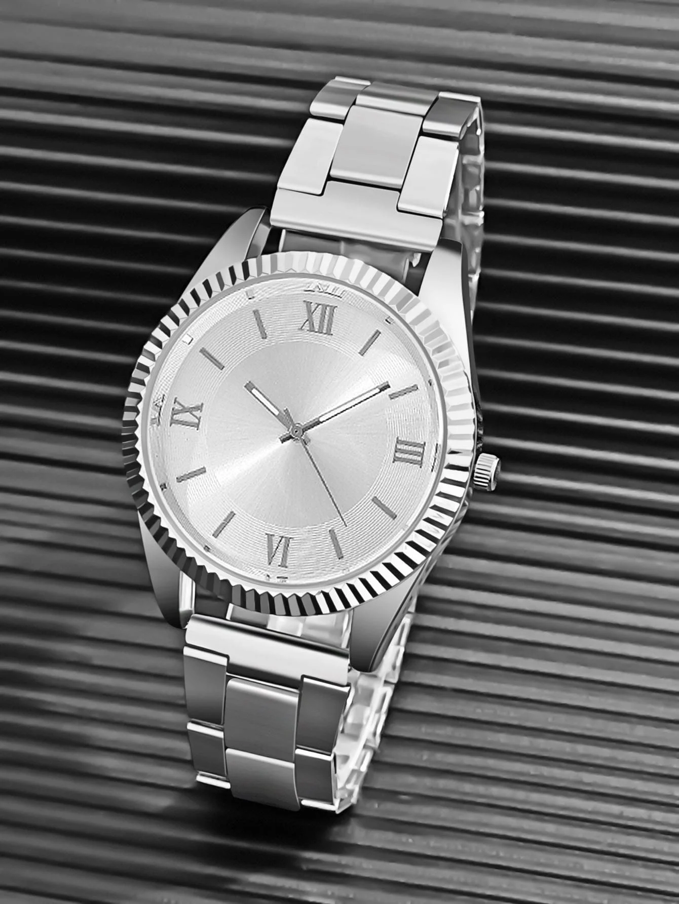 Мужские серебряные кварцевые часы из нержавеющей стали с циферблатом с римскими цифрами и браслетом с фиксированными звеньями
Мужские серебряные кварцевые часы из нержавеющей стали с циферблатом с римскими цифрами и браслетом с фиксированными звеньями