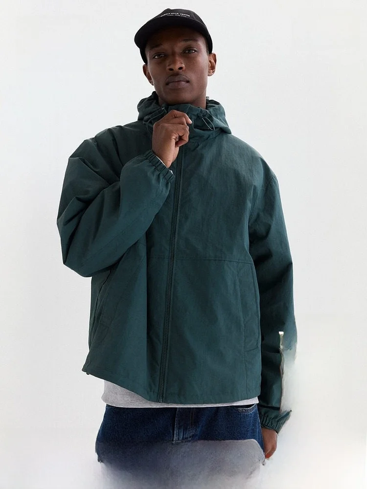 Мужская уличная ветрозащитная водоотталкивающая нейлоновая куртка с капюшоном на молнии, повседневного кроя, H&M, Весна 2026, стандартная тонкая модель, универсальная.
Мужская уличная ветрозащитная водоотталкивающая нейлоновая куртка с капюшоном на молнии, повседневного кроя, H&M, Весна 2026, стандартная тонкая модель, универсальная.