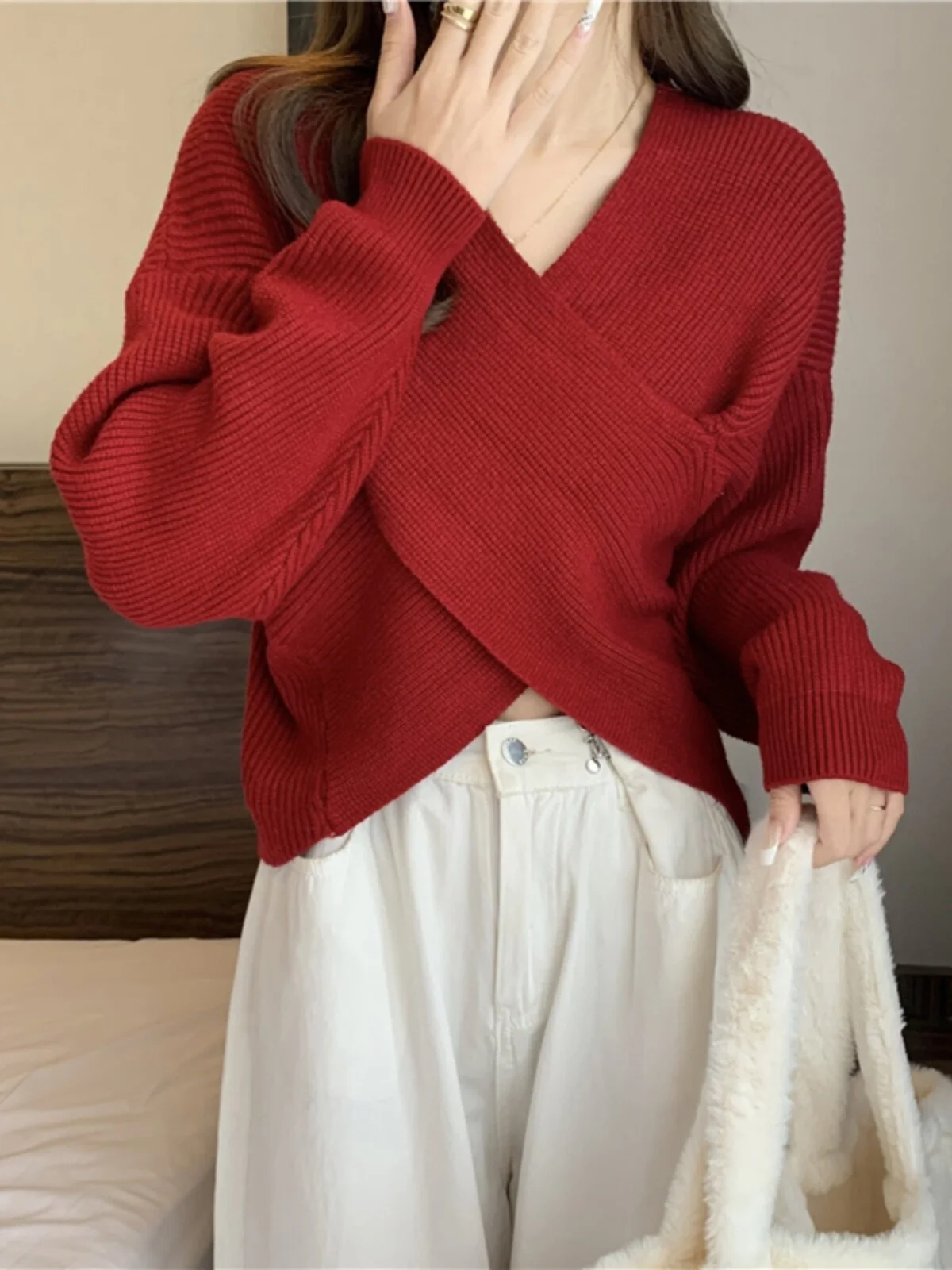 Red Irregular V-Neck Knitted Sweater Women's Early Spring Base Layer Top High-End Sensation Inner Design Unique Upper Apparel
Red Irregular V-Neck Knitted Sweater Women's Early Spring Base Layer Top High-End Sensation Inner Design Unique Upper Apparel