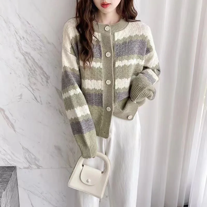 Korean version loose soft and sticky striped sweater jacket for women's spring sweet round neck contrasting knitted cardigan
Korean version loose soft and sticky striped sweater jacket for women's spring sweet round neck contrasting knitted cardigan