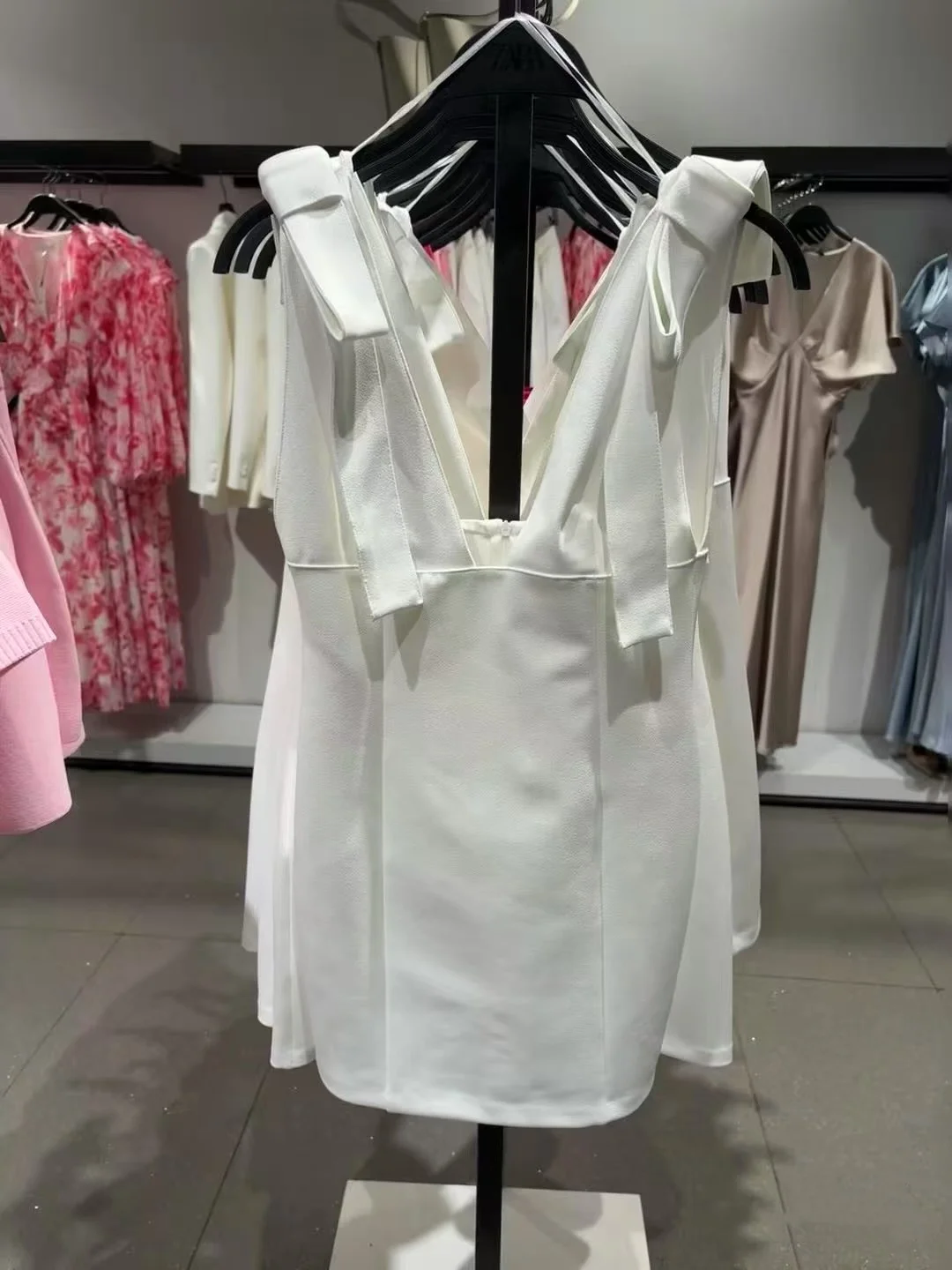 Новая летняя сексуальная юбка трапециевидной формы с v-образным вырезом и v-образным вырезом, женская юбка трапециевидной формы с высокой талией, полиэфирное волокно, обычная тонкая
Новая летняя сексуальная юбка трапециевидной формы с v-образным вырезом и v-образным вырезом, женская юбка трапециевидной формы с высокой талией, полиэфирное волокно, обычная тонкая