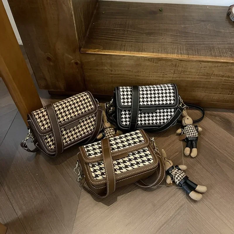 Fashionable Elegant Leather Diaper Bag: Luxury Crossbody Handbag For Women With Vintage Designer Logo And Large Capacity
Fashionable Elegant Leather Diaper Bag: Luxury Crossbody Handbag For Women With Vintage Designer Logo And Large Capacity