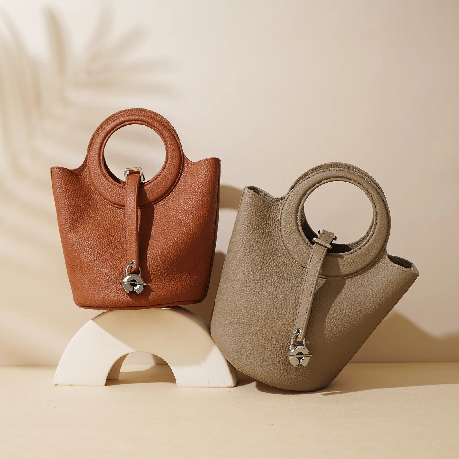 Women's Genuine Grade Leather Fashion Small Handbag Luxury Designer Ladeis Bucket Bag Female Cowhide Shoulder Crossbody Bags
Women's Genuine Grade Leather Fashion Small Handbag Luxury Designer Ladeis Bucket Bag Female Cowhide Shoulder Crossbody Bags