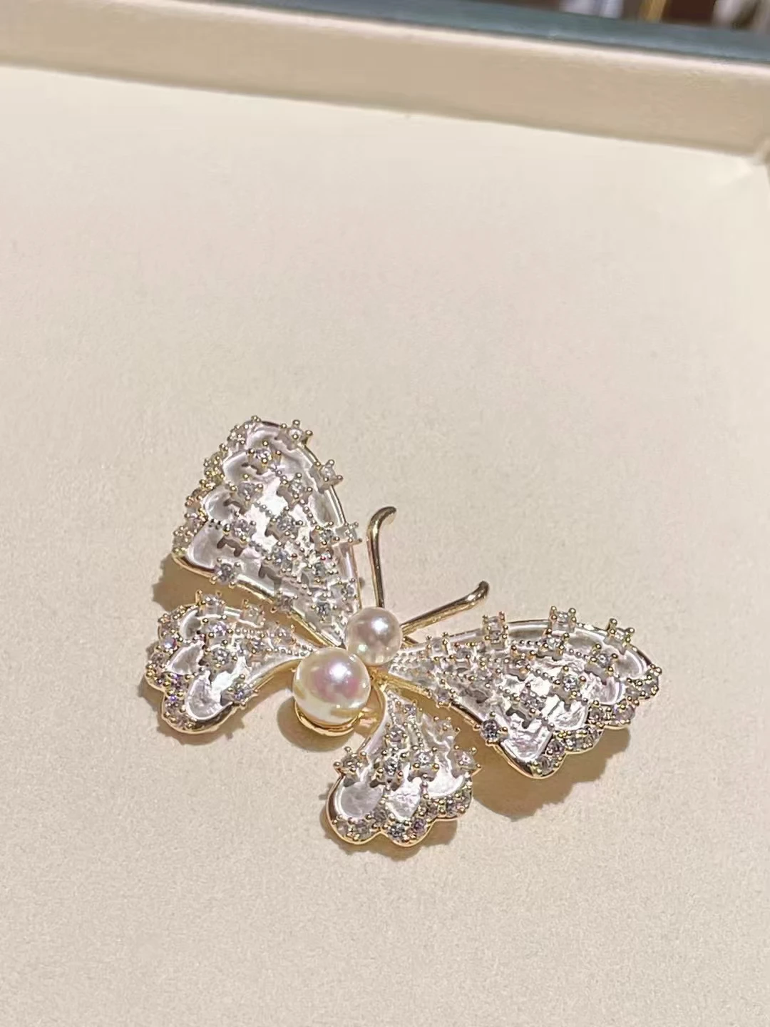 Fashion New Butterfly shaped Brooch Premium Electroplated White Gold Alloy Sparkling Zircons & Natural Freshwater Pearls Dropshi
Fashion New Butterfly shaped Brooch Premium Electroplated White Gold Alloy Sparkling Zircons & Natural Freshwater Pearls Dropshi